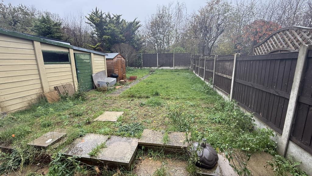 Lot: 95 - SEMI-DETACHED HOUSE FOR IMPROVEMENT - External image of garden from extension